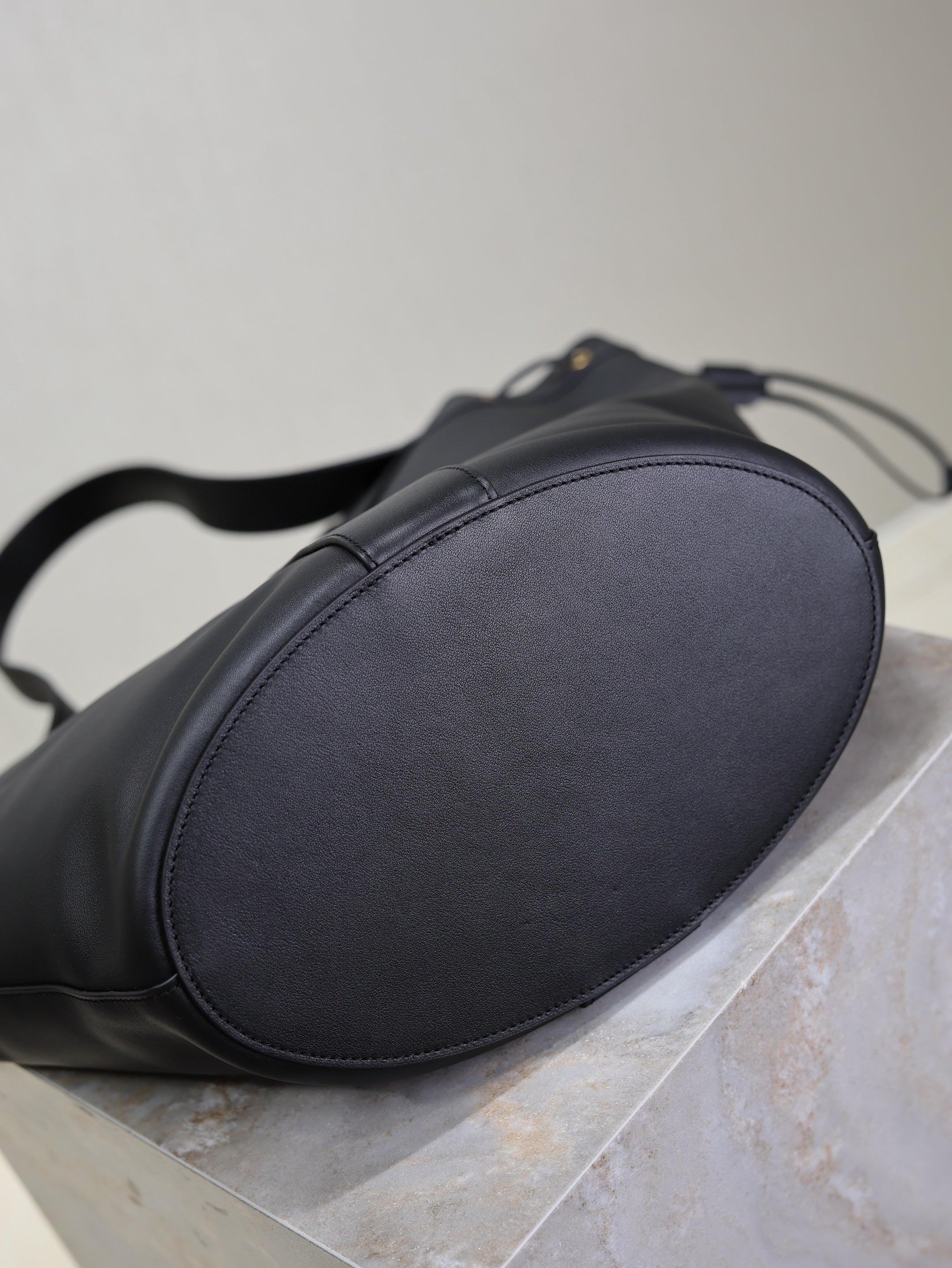 YSL 25S Y LARGE HOBO 50 IN BLACK CALFSKIN GOLD HARDWARE