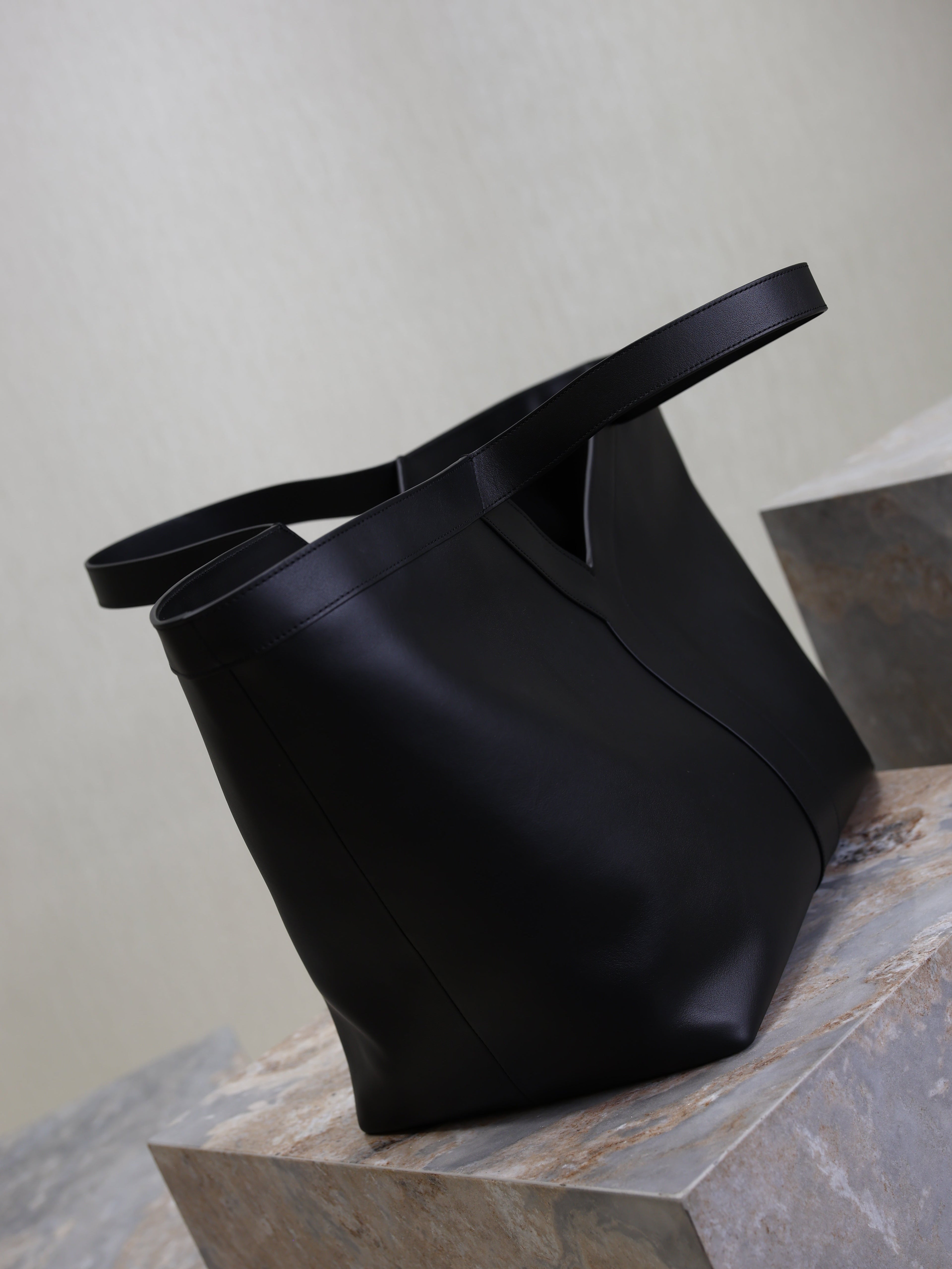 YSL 25S Y TOTE 50 IN BLACK CALFSKIN GOLD HARDWARE